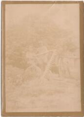2 vues  - Photographie légendée au verso : \'Souvenir de guerre 1914, 1915, 1916 avec un copain sur une faucheuse en attendant les champs\' [signé Albert] (ouvre la visionneuse)