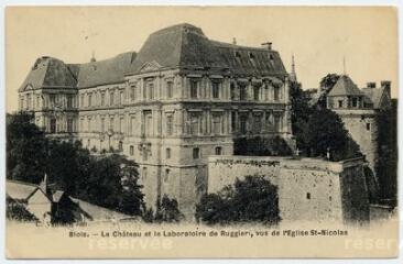 1 vue  - Le château et le laboratoire de Ruggieri vus de l\'église Saint-Nicolas. (ouvre la visionneuse)