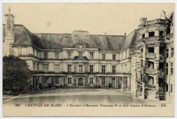 1 vue  - Le château, l\'escalier d\'honneur François 1er et l\'aile Gaston d\'Orléans. (ouvre la visionneuse)