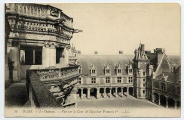 1 vue  - Le château, vue sur la cour de l\'escalier François 1er. (ouvre la visionneuse)