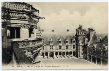 1 vue  - Château. Vue sur la cour de l\'escalier François 1er. (ouvre la visionneuse)
