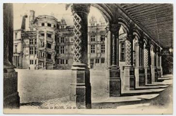 1 vue  - Le château, aile de Louis XII, la colonnade. (ouvre la visionneuse)