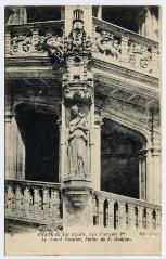 1 vue  - Le château, aile de François 1er, le grand escalier, statue de J. Goujon. (ouvre la visionneuse)