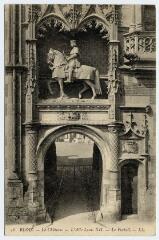 1 vue  - Le château, l\'aile Louis XII, le portail. (ouvre la visionneuse)