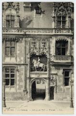 1 vue  - Le château, l\'aile Louis XII, le portail. (ouvre la visionneuse)