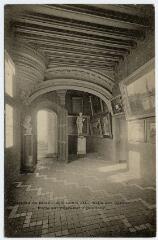 1 vue  - Le château, aile Louis XII, salle des gardes, porte sur l\'escalier d\'honneur. (ouvre la visionneuse)