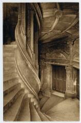 1 vue  - Le château, escalier François 1er, intérieur. (ouvre la visionneuse)