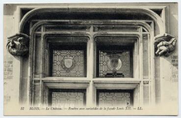 1 vue  - Le château, fenêtre avec cariatides de la façade Louis XII. (ouvre la visionneuse)