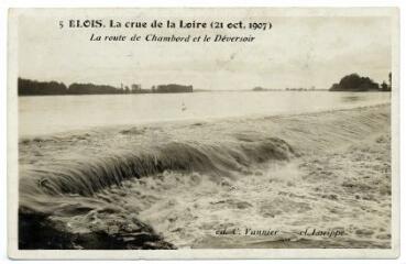 1 vue  - La crue de la Loire (21 octobre 1907), la route de Chambord et le déversoir (ouvre la visionneuse)