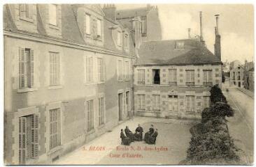 1 vue  - École Notre-Dame-des-Aydes, cour d\'entrée. (ouvre la visionneuse)