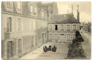 1 vue  - École Notre-Dame-des-Aydes, cour d\'entrée. (ouvre la visionneuse)