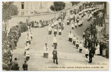 1 vue  - Funérailles de Monseigneur Laborde, évêque de Blois, le 23 mai 1907. (ouvre la visionneuse)