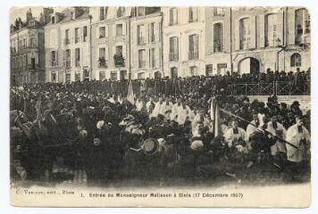 1 vue  - Entrée de monseigneur Mélisson à Blois (17 décembre 1907). (ouvre la visionneuse)