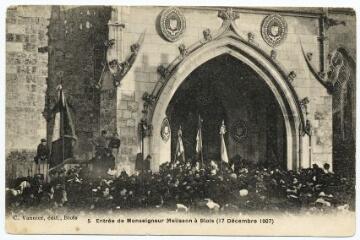 1 vue  - Entrée de monseigneur Mélisson à Blois (17 décembre 1907). (ouvre la visionneuse)