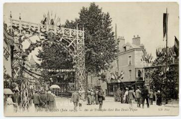 1 vue  - Fête de Blois (juin 1907), arc de triomphe élevé rue Denis Papin. (ouvre la visionneuse)