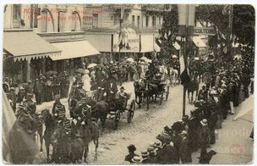 1 vue  - Fête du 5 juillet 1908, le cortège, rue Porte-côté. (ouvre la visionneuse)