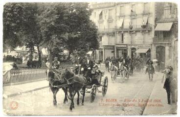 1 vue  - Fête du 5 juillet 1908, l\'arrivée du ministre, rue Porte-côté. (ouvre la visionneuse)