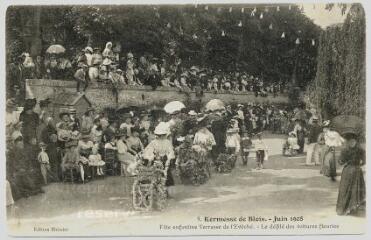 1 vue  - Kermesse de Blois, juin 1908, fête enfantine, terrasse de l\'Évêché, le défilé des voitures fleuries. (ouvre la visionneuse)