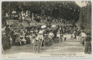 1 vue  - Kermesse de Blois, juin 1908, fête enfantine, terrasse de l\'Évêché, le défilé des voitures fleuries. (ouvre la visionneuse)