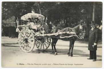 1 vue  - Fête des fleurs du 19 juin 1910, voiture fleurie du groupe espérantiste. (ouvre la visionneuse)