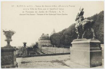 1 vue  - Statue de Jeanne d\'Arc, offerte à la France et à la ville de Blois et terrasses du jardin de l\'évêché. (ouvre la visionneuse)
