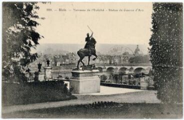 1 vue  - Terrasse de l\'évêché, statue de Jeanne d\'Arc. (ouvre la visionneuse)
