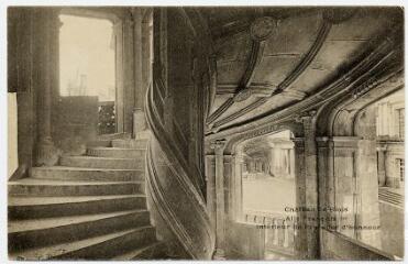 1 vue  - Le château, Aile François 1er, intérieur de l\'escalier d\'honneur. (ouvre la visionneuse)