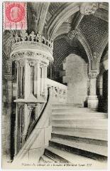1 vue  - Le château, pilastre du sommet de l\'escalier d\'honneur Louis XII. (ouvre la visionneuse)