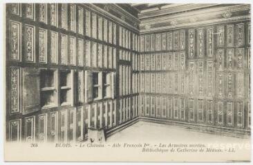 1 vue  - Le château, aile François 1er, les armoires secrètes, bibliothèque de Catherine de Médicis. (ouvre la visionneuse)