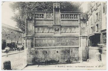1 vue  - La fontaine Louis XII. (ouvre la visionneuse)