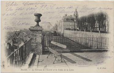 1 vue  - La terrasse de l\'Evêché et la Vallée de la Loire. (ouvre la visionneuse)