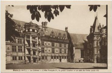 1 vue  - Le Château.- L\'aile François 1er, le grand escalier et un coin de l\'aile Louis XII. (ouvre la visionneuse)