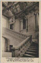 1 vue  - Le Château.- L\'aile de Gaston d\'Orléans, l\'escalier Renaissance remarquable par sa cage et sa galerie à double étage. Les degrés n\'ont été finis qu\'en 1932. Œuvre de François Mansard (XVIe siècle). (ouvre la visionneuse)
