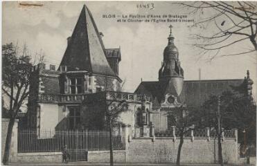 1 vue  - Le pavillon d\'Anne de Bretagne et le clocher de l\'église Saint-Vincent. (ouvre la visionneuse)