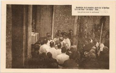 1 vue  - Bénédiction de la première pierre de la basilique N.D. des Trois « Ave Maria » : les prières avant le scellement. (ouvre la visionneuse)