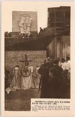 1 vue  - Bénédiction de la première pierre de la basilique N.D. des Trois « Ave Maria » : l\'évêque et ses ministres en prière devant la statue N. D. de la Trinité. (ouvre la visionneuse)