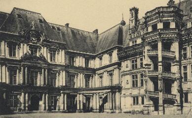 1 vue  - Le Château (monument historique). Façade François 1er (cour intérieure), le grand escalier. (ouvre la visionneuse)