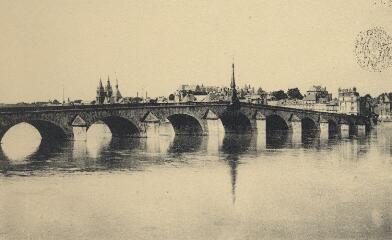 1 vue  - La Loire, le pont et sa pyramide. (ouvre la visionneuse)