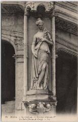 1 vue  - Le château.- Escalier François 1er. La paix (statue de Gory). (ouvre la visionneuse)