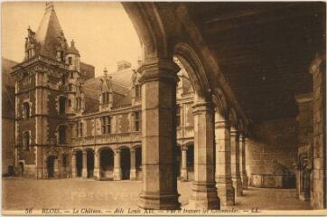 1 vue  - Le château.- Aile Louis XII vue à travers les colonnades. (ouvre la visionneuse)