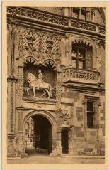 1 vue  - Le château - Aile Louis XII - Le portail. (ouvre la visionneuse)