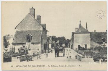 1 vue  - Le village, route de Bracieux. (ouvre la visionneuse)