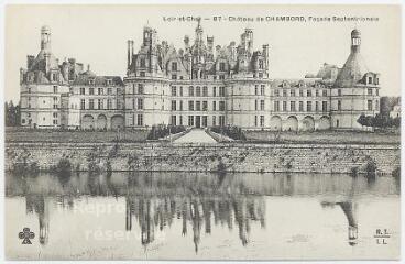 1 vue  - Le château, le plus vaste des châteaux de la Loire (156 m sur 117 m, 440 pièces). (ouvre la visionneuse)