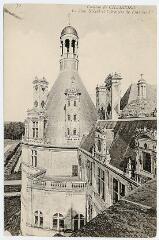 1 vue  - Le château, la tour Robert et l\'oratoire de François 1er. (ouvre la visionneuse)