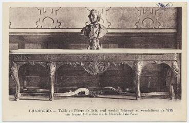 1 vue  - Table en pierre de liais, seul meuble échappé au vandalisme de 1793 sur lequel fût embaumé le Maréchal de Saxe. (ouvre la visionneuse)