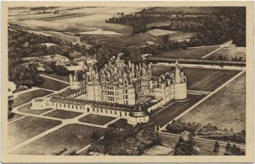 1 vue  - Les grands châteaux des bords de la Loire.- Chambord, le château vu d\'avion. (ouvre la visionneuse)