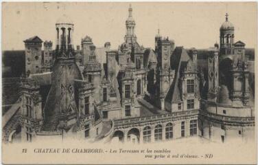 1 vue  - Château de Chambord. Les terrasses et les combles, vue prise à vol d\'oiseau. (ouvre la visionneuse)