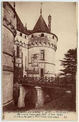 1 vue  - Le château (monument historique), XIVe et XVIe siècle, entrée principale et pont-levis (côté ouest). (ouvre la visionneuse)