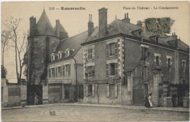 1 vue  - Place du château, la gendarmerie. (ouvre la visionneuse)
