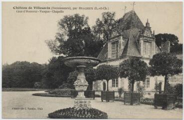 1 vue - Château de Villesavin (Renaissance), cour d\'honneur, vasque, chapelle. (ouvre la visionneuse)